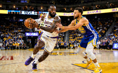 NBA常规赛湖人对阵勇士的激烈比赛画面
